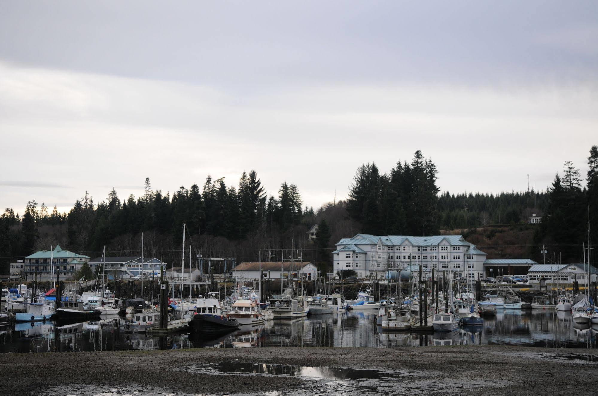 Quarterdeck Inn Port Hardy Exterior foto